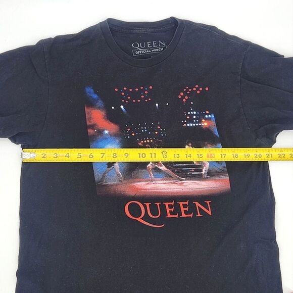 Queen Official Merch Tee Size Large  Faded Black Concert Band  T-Shirt Crewneck - Picture 6 of 6